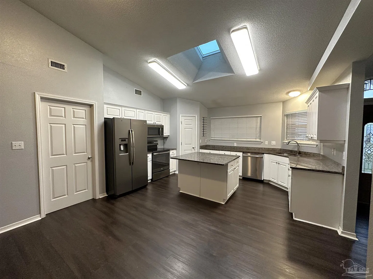 3 bed, 1850 sqft, $2,050 — Photo 3