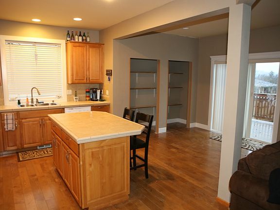 4th image of 1006 Maine St