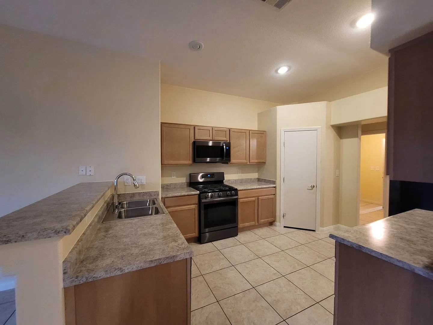 Amazing 4 Bedroom home with huge yard. — Photo 4