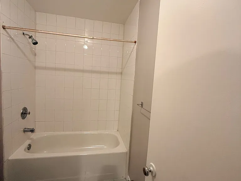 4567 Ste Catherine St #7 — Photo 6