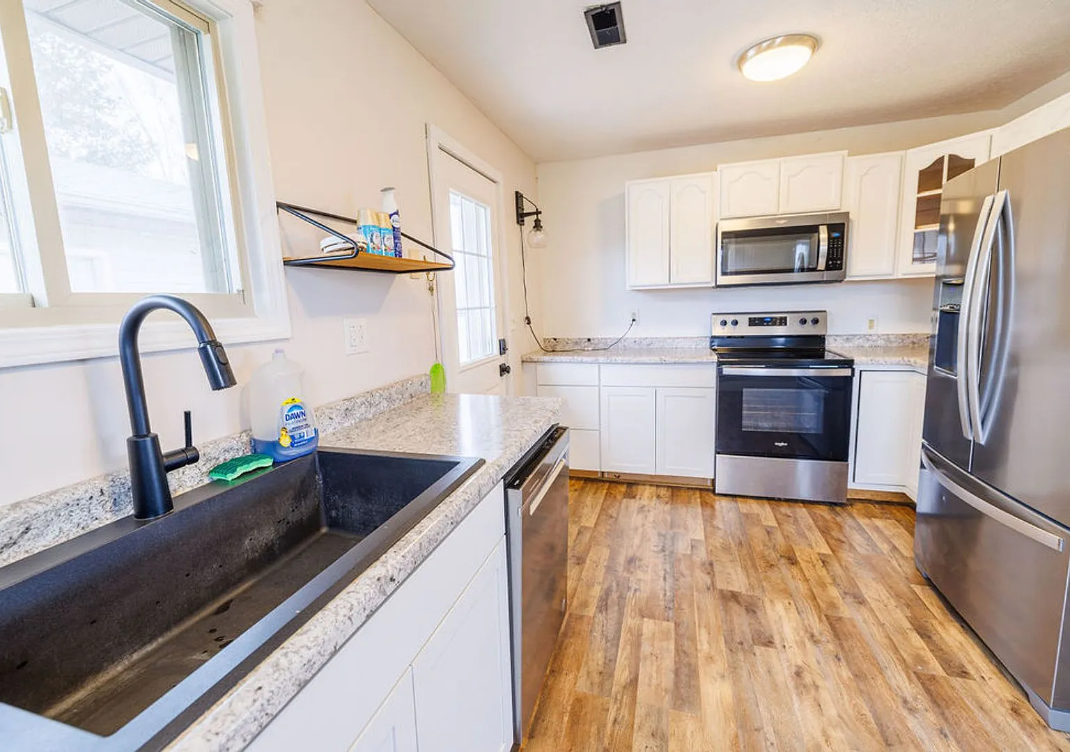 Quiet 3 Bedroom Home with Detached Garage — Photo 3