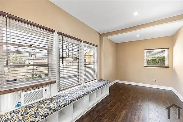 2754 Kenwood Ave — Photo 34