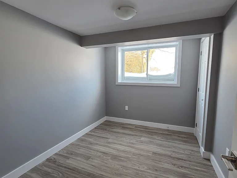 398 Kingsway St E #2 — Photo 25