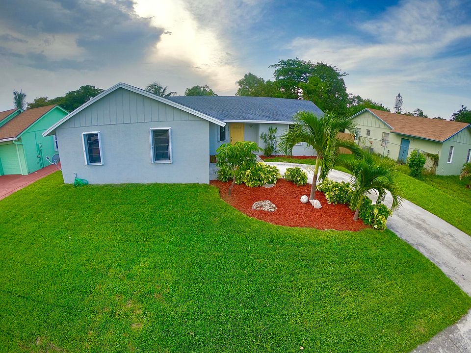 1st image of 215 Elaine Cir W