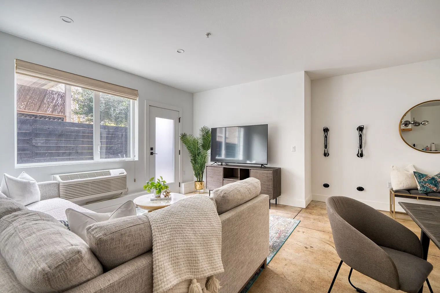 2 bed, 2.0 bath, 742 sqft, $4,124 — Photo 4