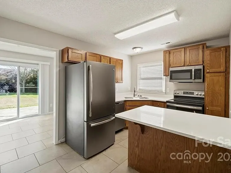 2404 Devon Dr — Photo 2