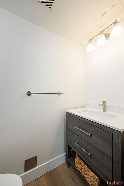 North Vancouver Apartment for rent - 2 Bedrooms — photo 16