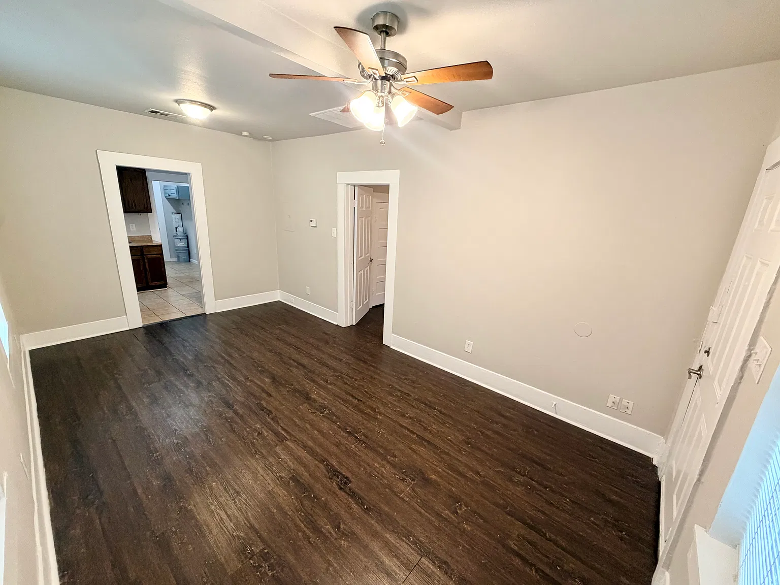 3 bed, 900 sqft, $1,150 — Photo 3
