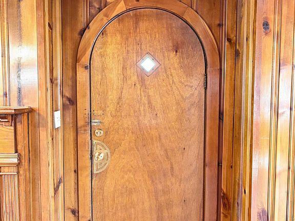 4th image of 619 Ferry St