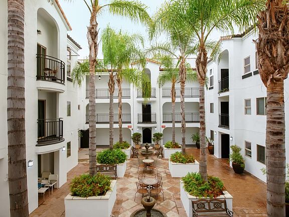 2nd image of 5724 Hollywood Blvd #210