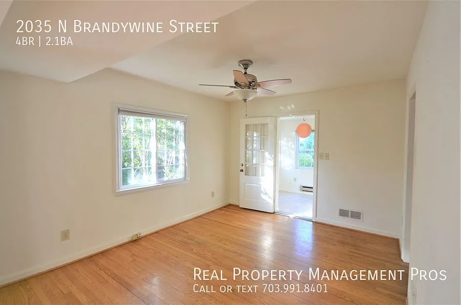 Charming End Unit with Loft- N Arlington! — Photo 4