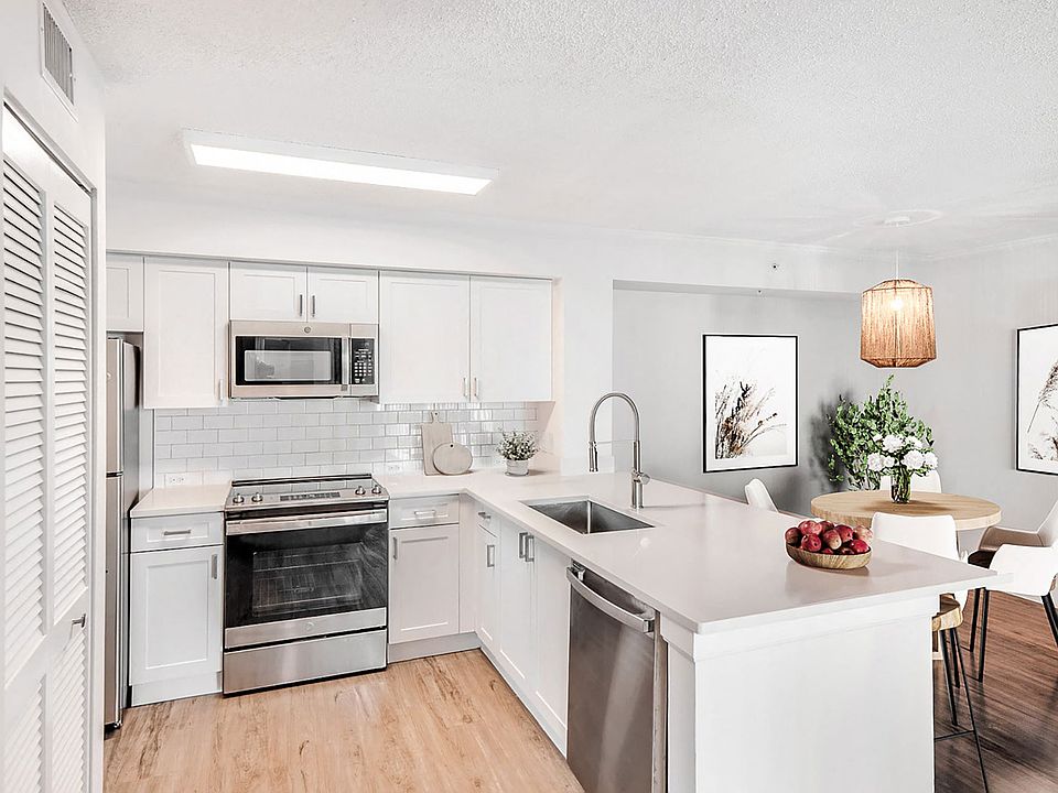 Our chef-inspired kitchens feature designer finishes and stainless steel appliances