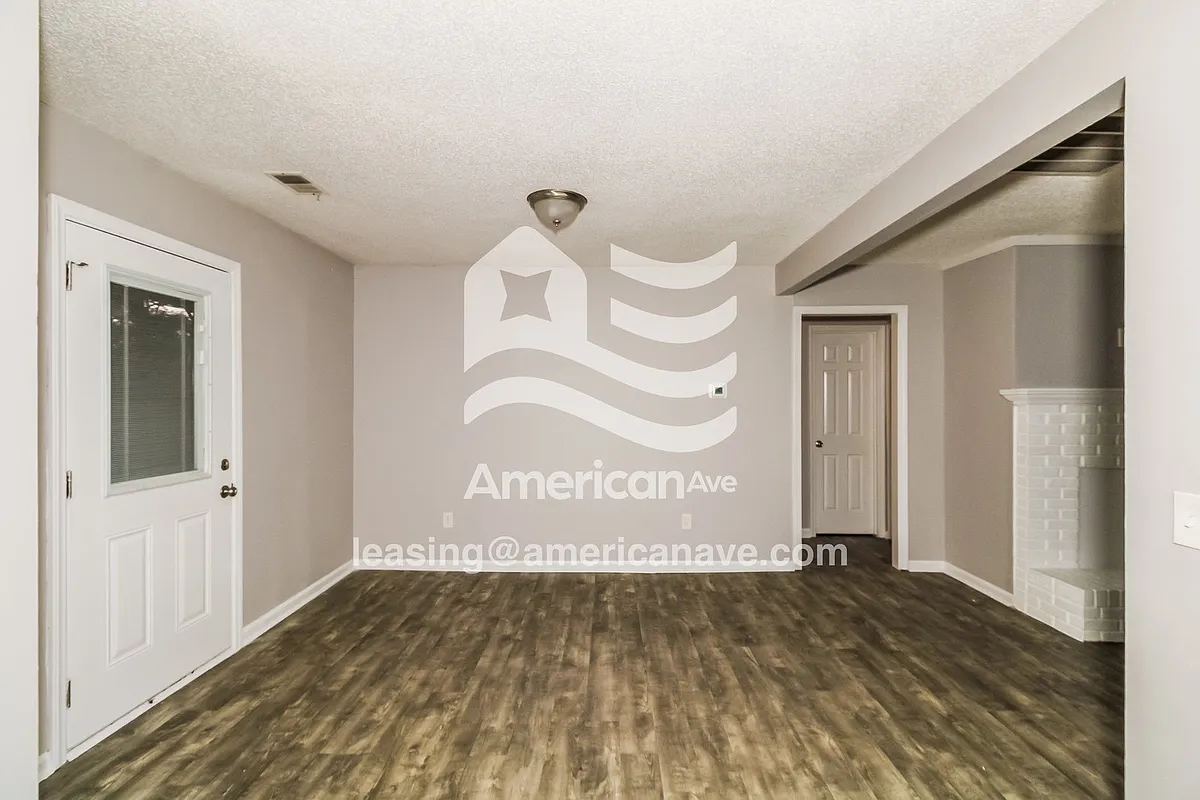6915_002_wm_-_living_room_13256399.jpg - 241 Holmsbury Rd