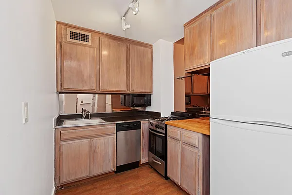 Rented by Nardoni Realty, Inc. | media 4