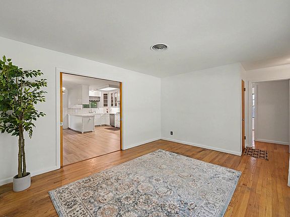 5th image of 502 W Semands St