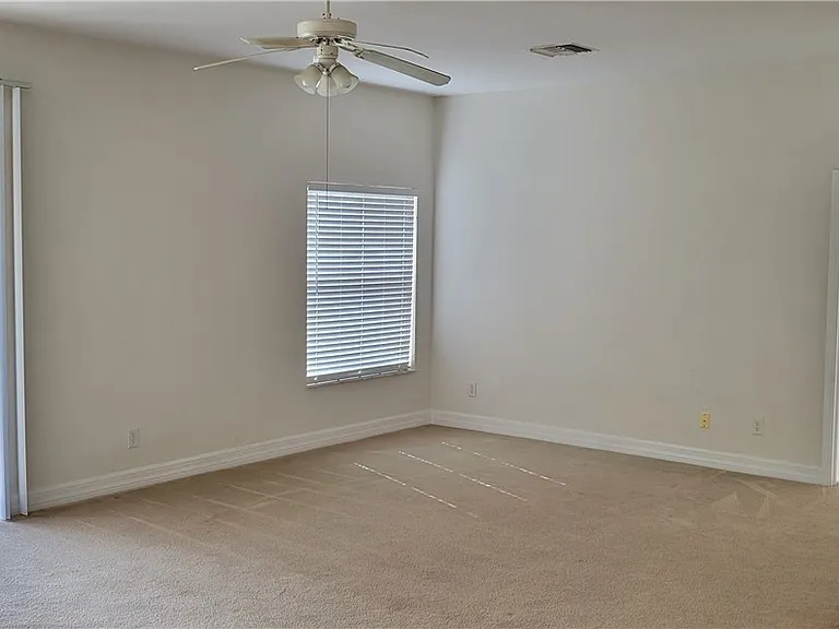 902 SW 21st Ln — Photo 6