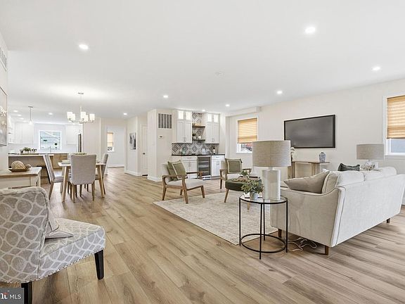 4th image of 253 Saxer Ave