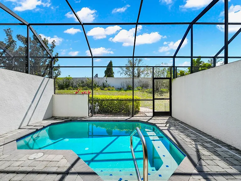 302 Captiva Dr — Photo 36