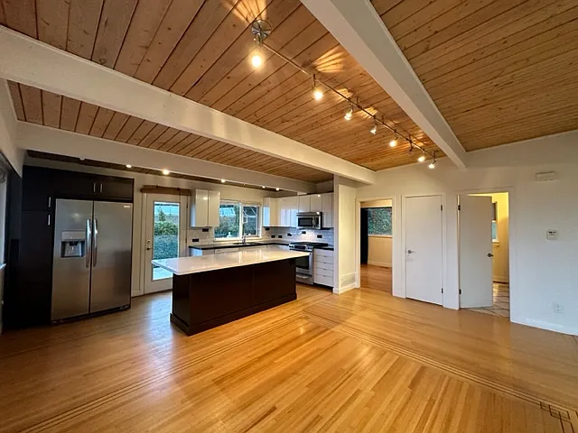 486 Craigmohr Dr — Photo 7