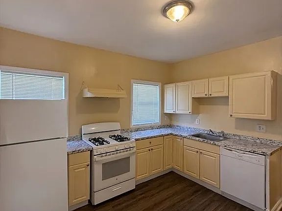 4th image of 71 Davison St #1