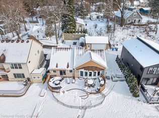 560 Black Oaks Trl, Howell, MI 48843