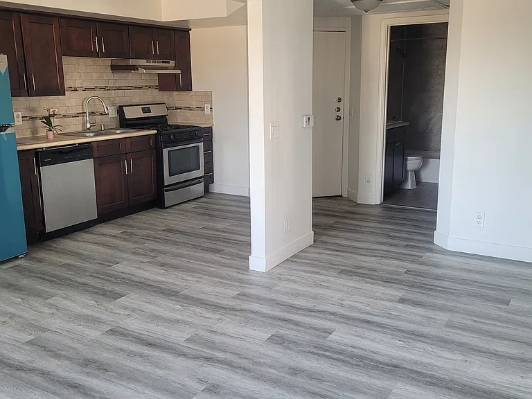 165 N Hoover St — Photo 82