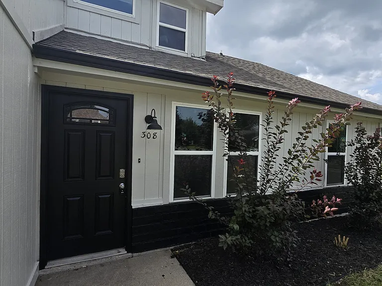 308 SE Melody Ln #A — Photo 1