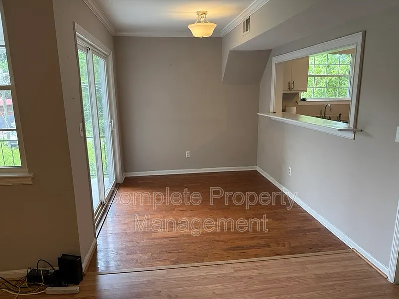 2 bed, 1.0 bath, 890 sqft, $1,300 — Photo 3