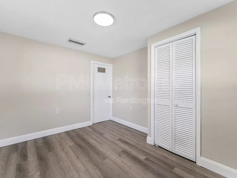 6121 N Falkenburg Rd — Photo 30
