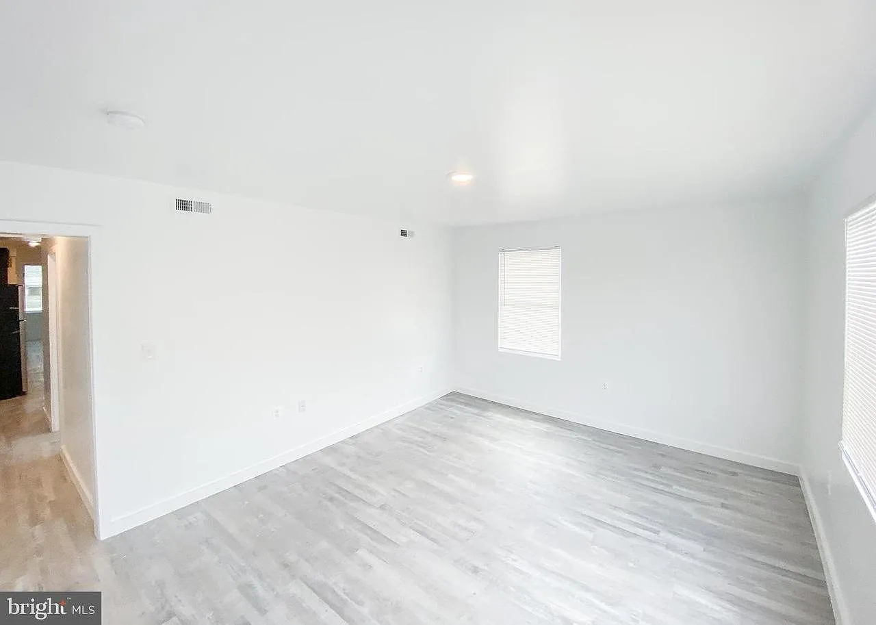 3 bed, 950 sqft, $2,300 — Photo 3