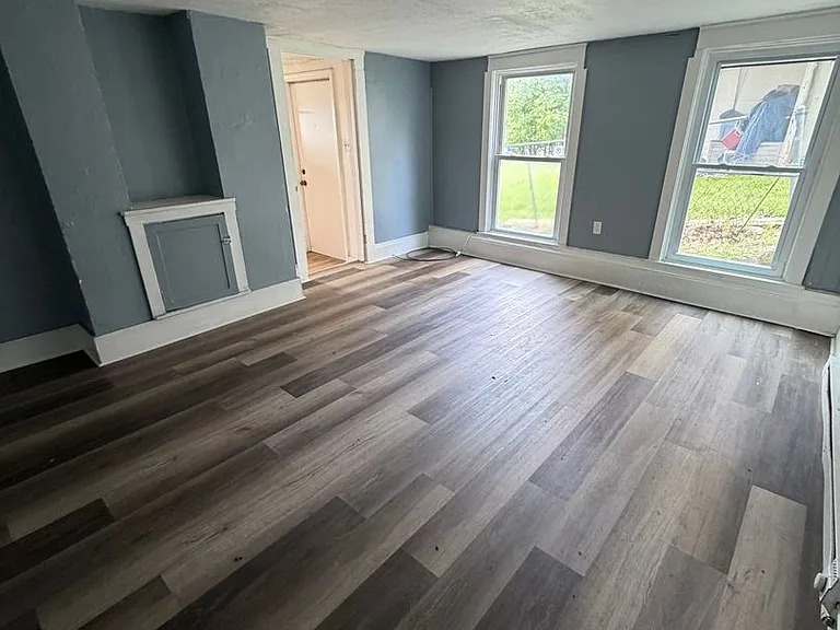 261 Locust Ave — Photo 2