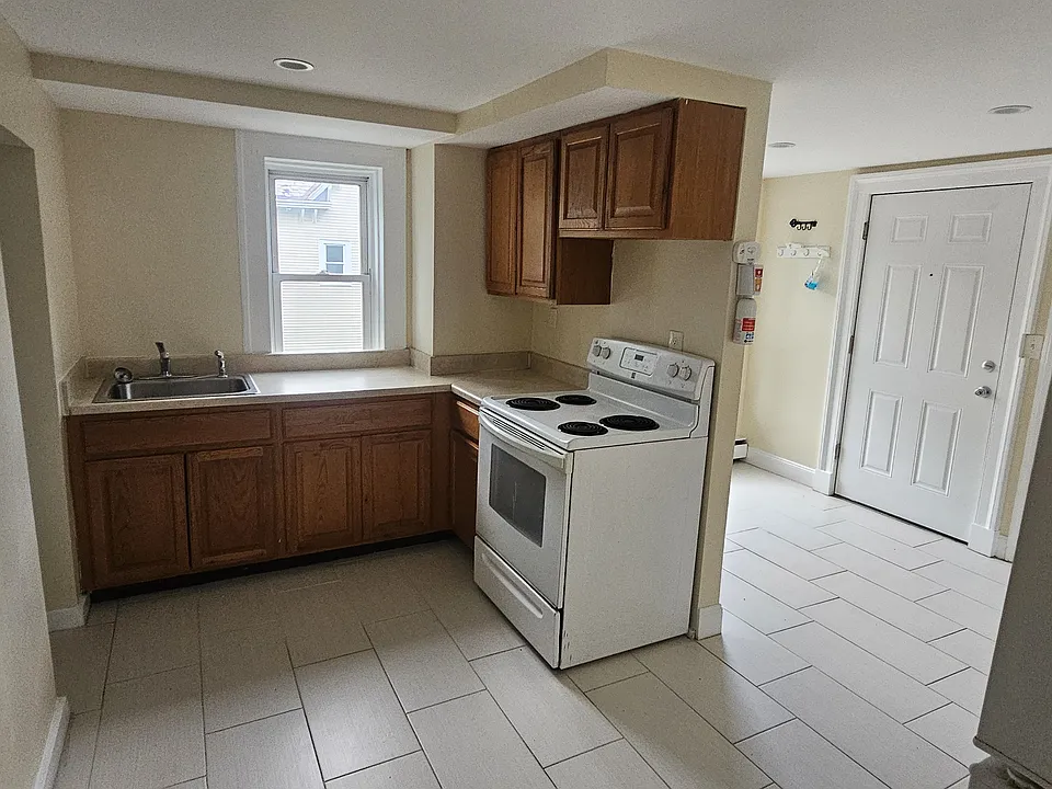 82 Delafield St #2