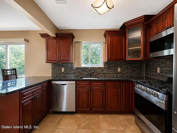 5th image of 38 Jamie Ln