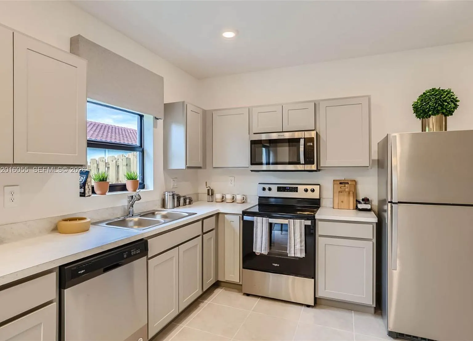 3 bed, 3.0 bath, $2,600 — Photo 2