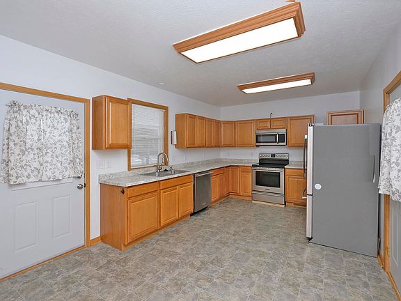 3rd image of 607 W North St