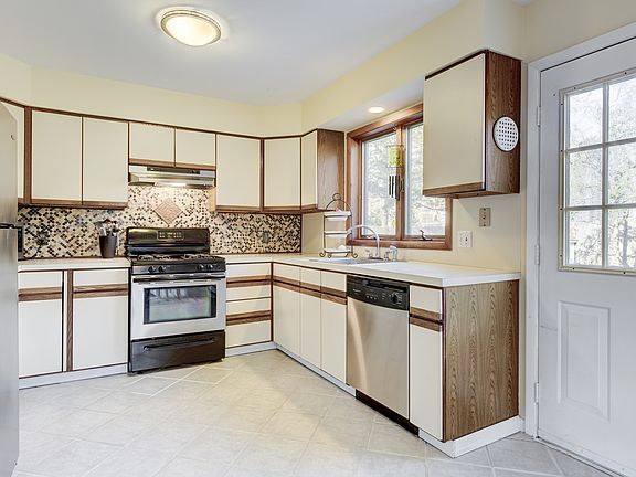 4th image of 8 Cedar Dr