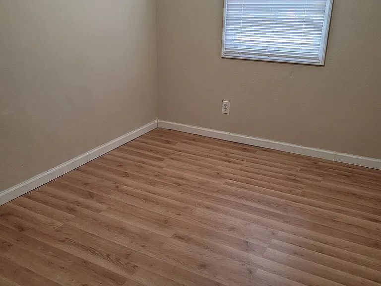711B S Poplar St — Photo 5