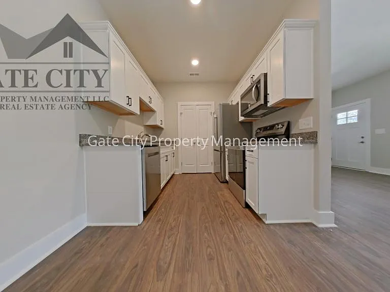 306 Oakwood St — Photo 2