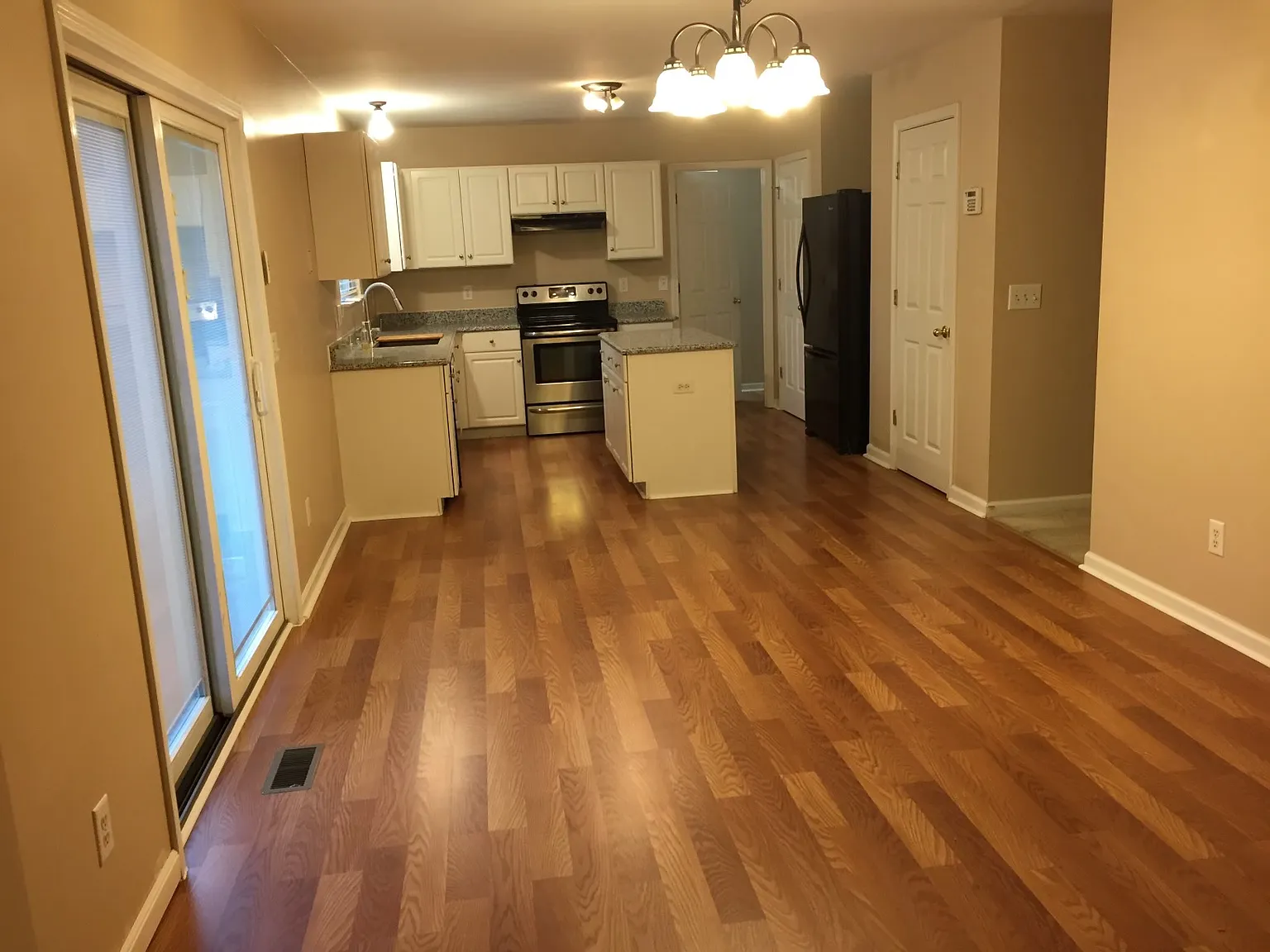 4 bed, 2.5 bath, 3200 sqft, $2,950 — Photo 4