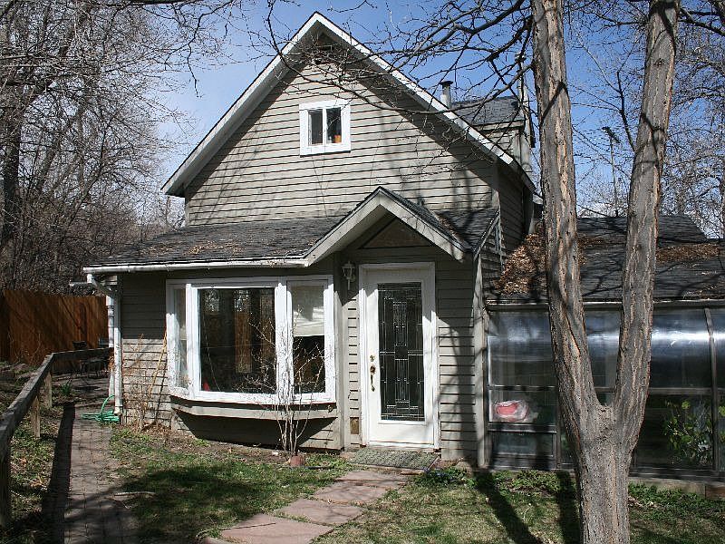 1045 Mapleton Avenue