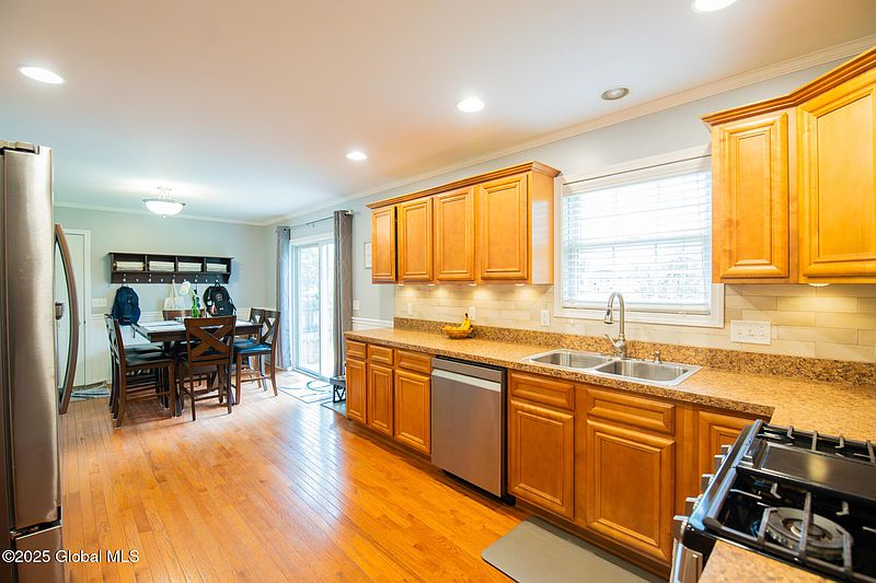 3rd image of 19 E Boylston Street