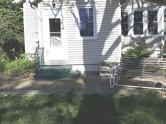 5th image of 428 Claremont Ave