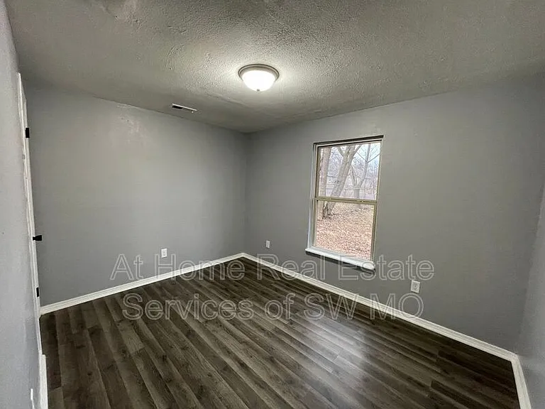 2826 W Olive St — Photo 7