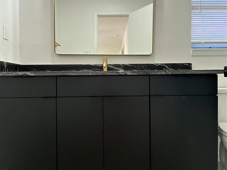 Primary suite En-suite bathroom