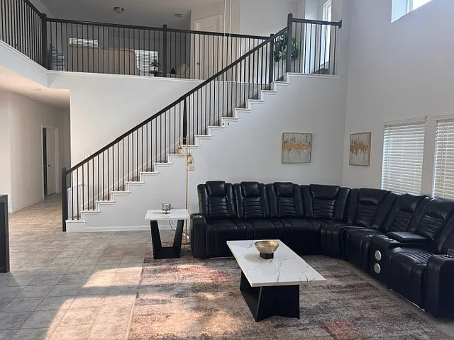 5 bed, 2513 sqft, $2,400 — Photo 3