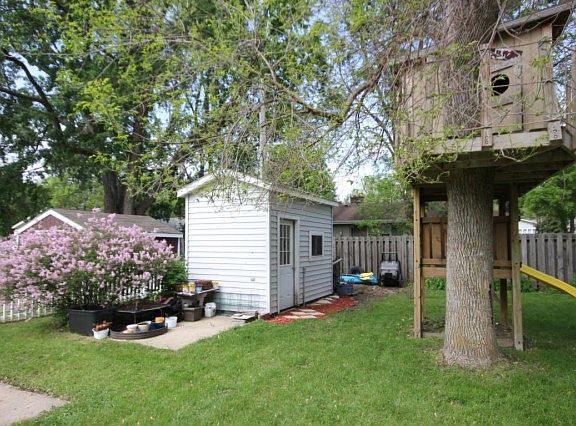 5th image of 1117 N Burlington Ave