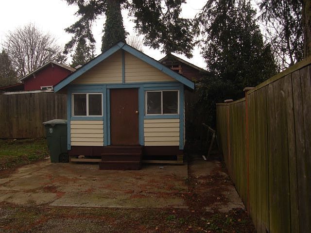 2nd image of 10001 Yakima Ave S