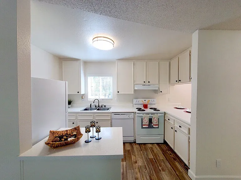 Alpine Terrace Apartments — Photo 9