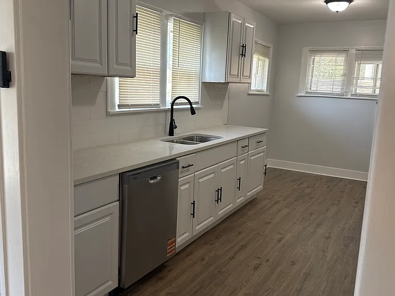 1030 N Ash St — Photo 2