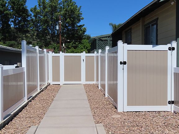 Private Entry and Yard